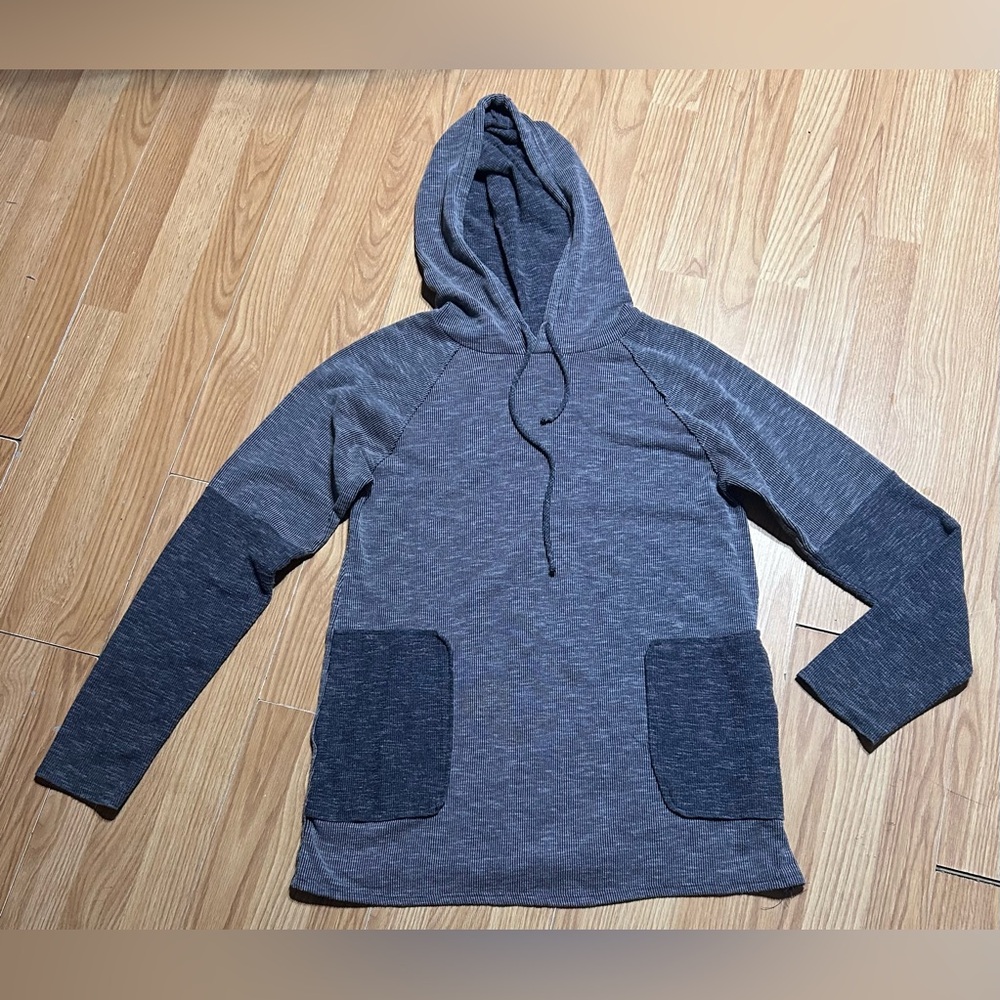 3/20 Nellie May Medium women’s Gray Hooded top long sleeves with Pockets